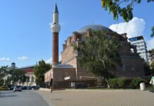 Discover Banya Bashi Mosque